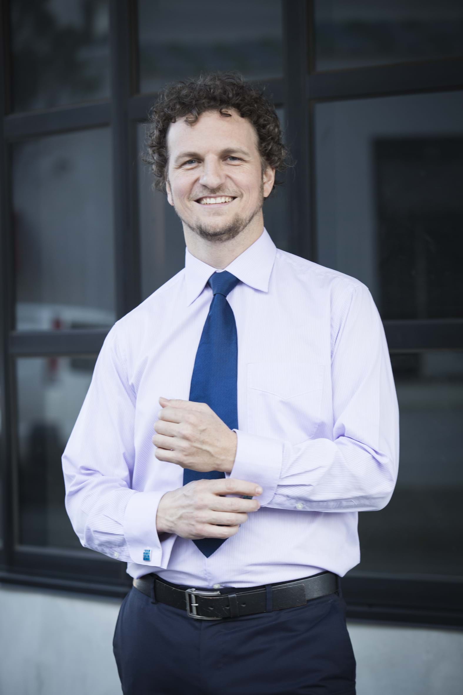 Corporate Portrait Photography | Melbourne Photography | Individual head and shoulders corporate environmental portrait of man outside office